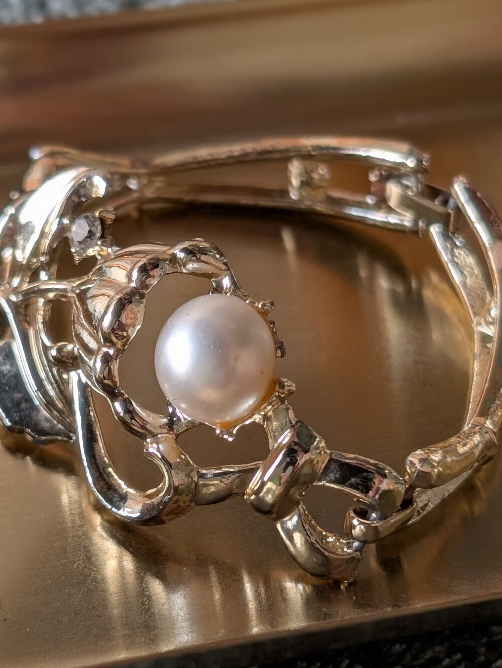 Vintage art deco gold tone pearl bracelet with click on clasp.